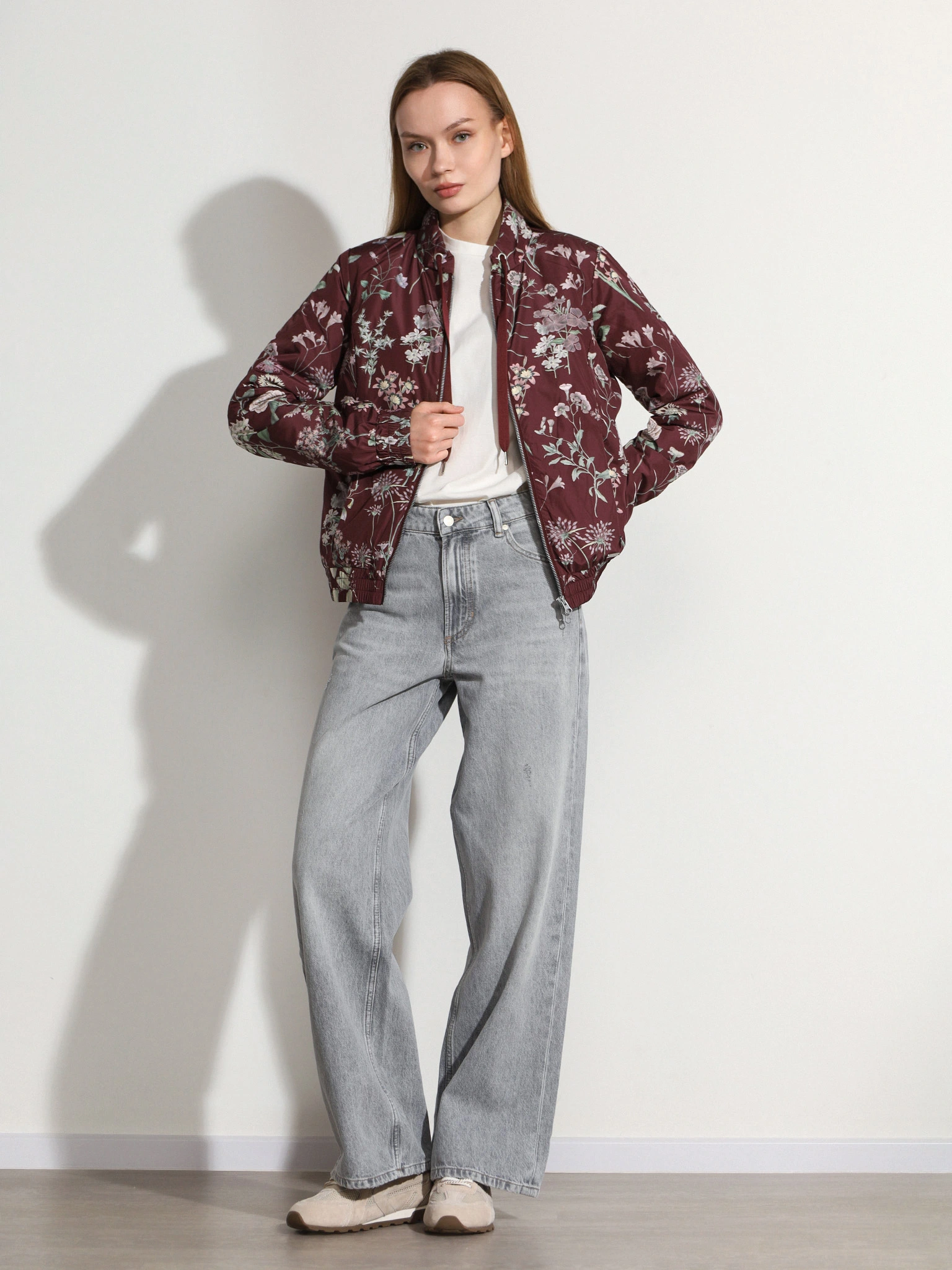 Куртка бордового цвета с цветочным принтом